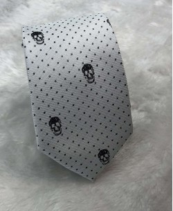CRHQ-67 Cravate grise à motifs SKULL